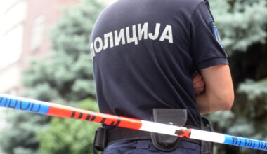 Tela majke i sina pronađena u stanu, istraga u toku