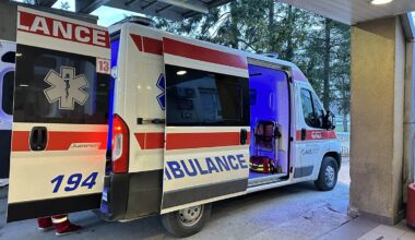 Teška saobraćajna nesreća u Beogradu: Mladić (21) teško povređen, automobil posle sudara udario u banderu