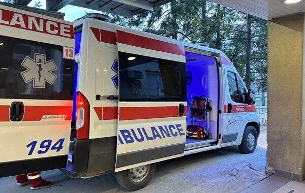 Teška saobraćajna nesreća u Beogradu: Mladić (21) teško povređen, automobil posle sudara udario u banderu