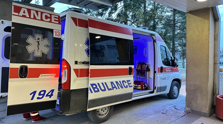 Teška saobraćajna nesreća u Beogradu: Mladić (21) teško povređen, automobil posle sudara udario u banderu