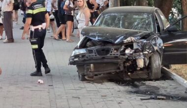UŽAS U KRALJEVU: Automobil na trotoaru udario majku sa bebom i ćerkom od pet godina, imaju teške povrede!