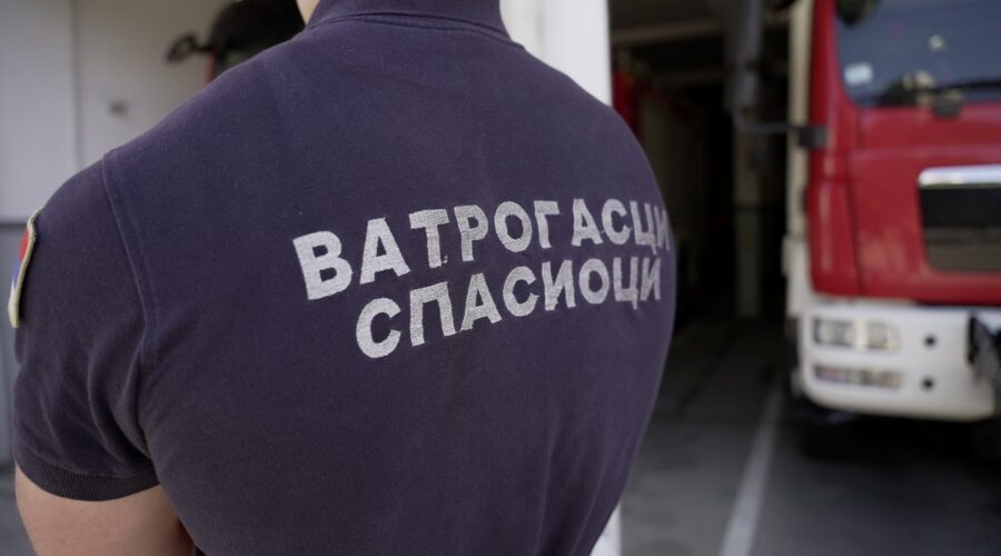 Ugašen požar u Vranju! Evakuisano 14 osoba, u akciji gašenja učestvovalo 152 vatrogasaca-spasilaca