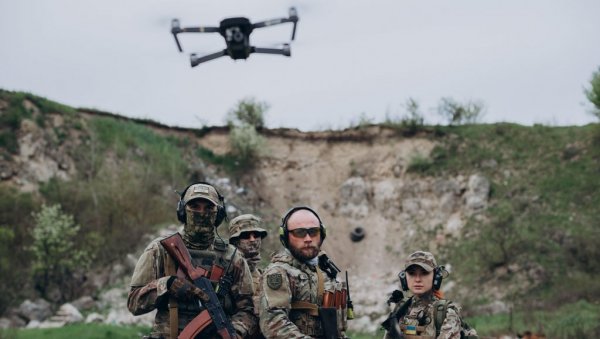 КИЈЕВ ПРИЗНАО ПОРАЗ У ТРЦИ ДРОНОВА Украјинци немоћни пред руском технологијом: Месецима немамо ниједан пресретач КИЈЕВ ПРИЗНАО ПОРАЗ У ТРЦИ ДРОНОВА Украјинци немоћни пред руском технологијом: Месецима немамо ниједан пресретач