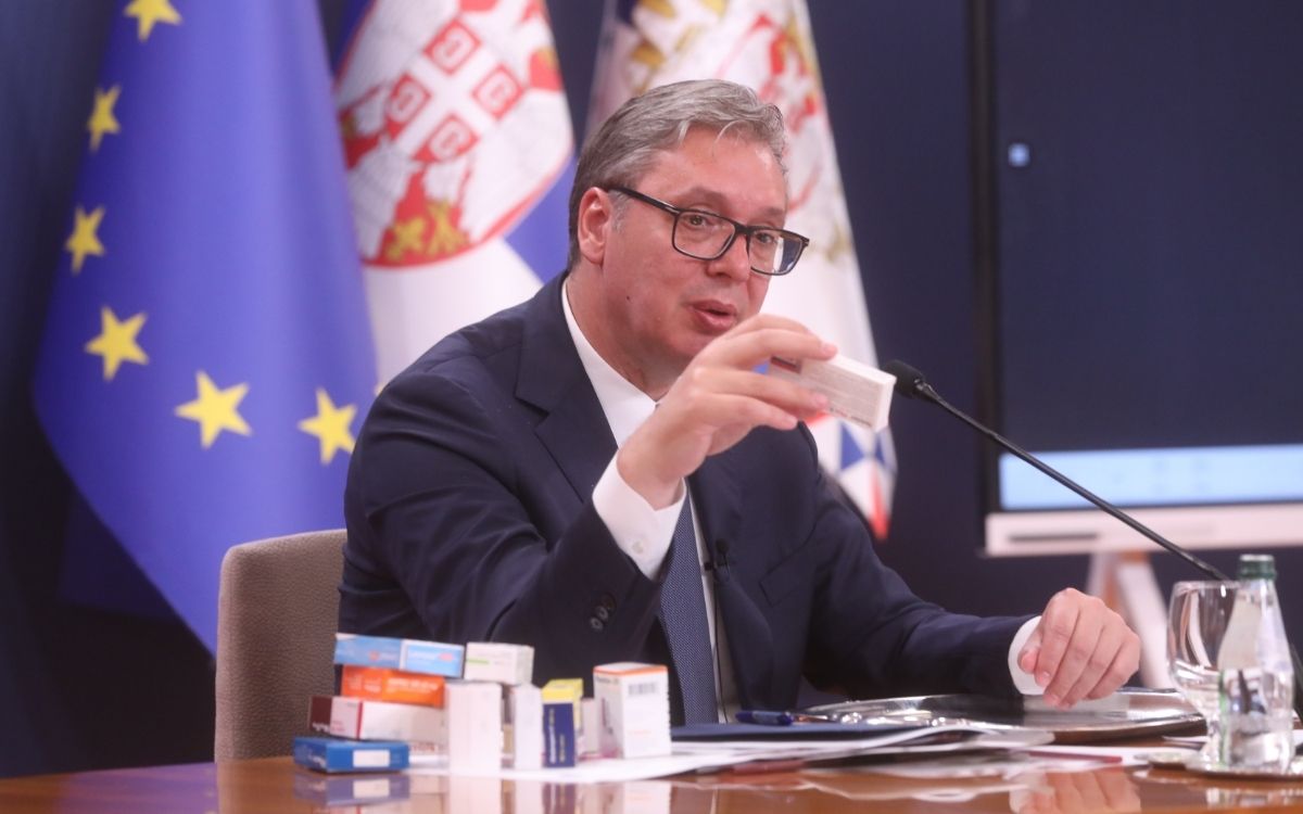 VELIKA VUČIĆEVA PREVARA S LEKOVIMA: Pacijenti besni jer lekovi nisu pojeftinili, nazivaju apotekare lopovima, a evo šta je suština!