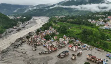 (VIDEO) Voda u Nepalu nosila ogromne, tonama teške stene: Sila prirode u dva snimka