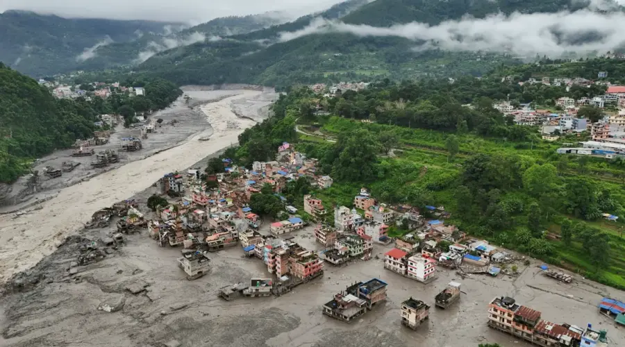 (VIDEO) Voda u Nepalu nosila ogromne, tonama teške stene: Sila prirode u dva snimka