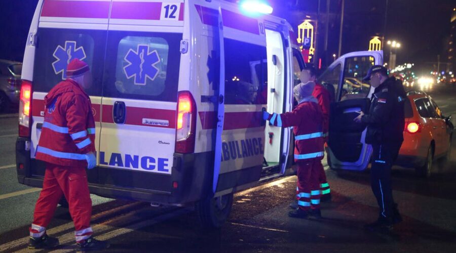 VOZILI BEZ DOZVOLE I KACIGE: Dečake na neregistrovanom motociklu udario auto, jedan zadobio prelom lobanje!