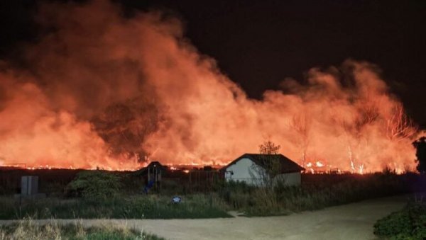 ПОЖАРИ НА ЈУГУ СРБИЈЕ ПОД КОНТРОЛОМ ВАТРОГАСАЦА: Ватреном стихијом захваћени атари сеоских насеља у Врању и Лебану