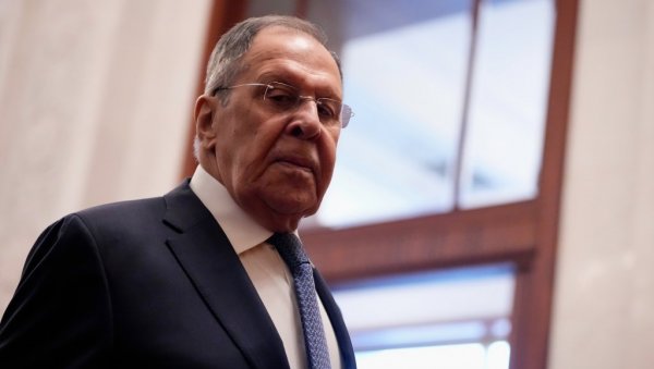 РУСИЈА НЕ МОЛИ И НЕ КЛАЊА СЕ Лавров Европљанима: Ви се бесите Трампу о руку, ми послове завршавамо мушки и племенито РУСИЈА НЕ МОЛИ И НЕ КЛАЊА СЕ Лавров Европљанима: Ви се бесите Трампу о руку, ми послове завршавамо мушки и племенито