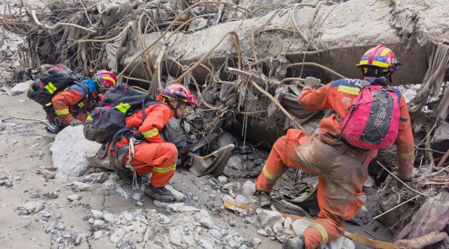 (Video) “Upumpavaju vazduh i hranu u tunele” U toku akcija spasavanja zarobljenih radnika nakon bujice: Više od 3.000 nestalih, klizište formiralo novo jezero