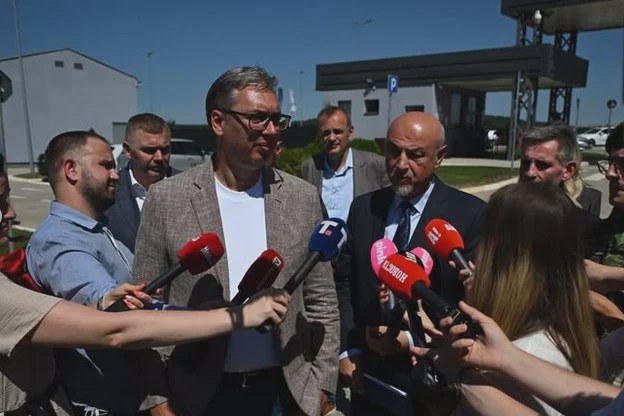 Vučić: Nove paravane na biračkim mestima je tražio ODIHR, koštaće sedam do osam miliona evra