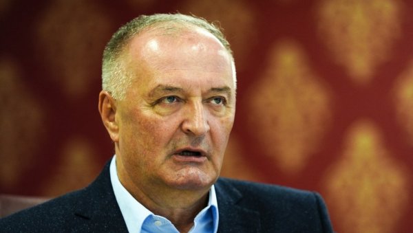 ХЕЛЕЗ РАСПИРУЈЕ МРЖЊУ И ОТВАРА СТАРЕ РАНЕ: Министар одбране БиХ злоупотребљава Младићеву смрт за напад на Србију и Републику Српску ХЕЛЕЗ РАСПИРУЈЕ МРЖЊУ И ОТВАРА СТАРЕ РАНЕ: Министар одбране БиХ злоупотребљава Младићеву смрт за напад на Србију и Републику Српску