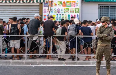 „NE VRAĆAMO SE, LEPO NAM JE OVDE“: Maloletnici iz Maroka spavaju na ulicama Seute i žele da ostanu u Evropi!