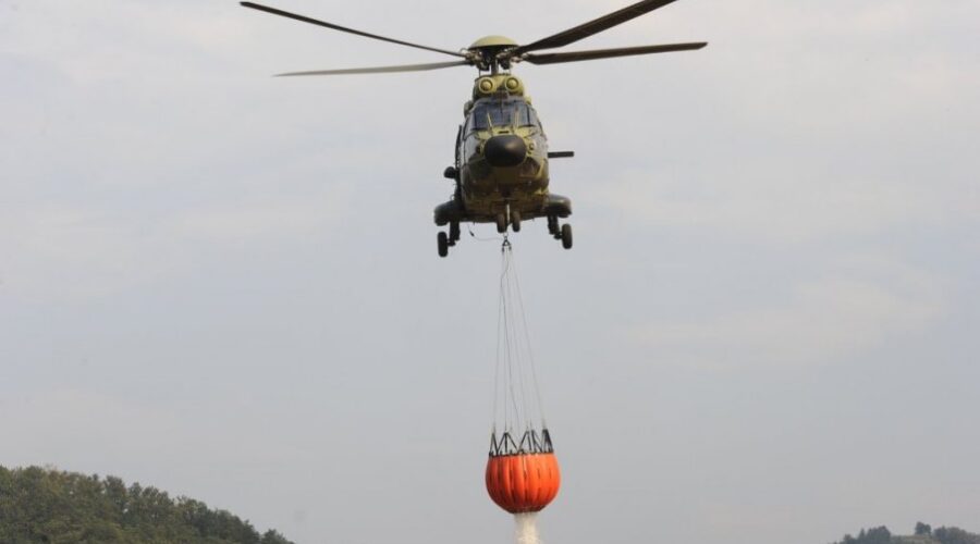„SUPER PUMA“ GASI IZ VAZDUHA: U borbu sa požarom na Stolovima uključen i helikopter MUP Srbije (FOTO)