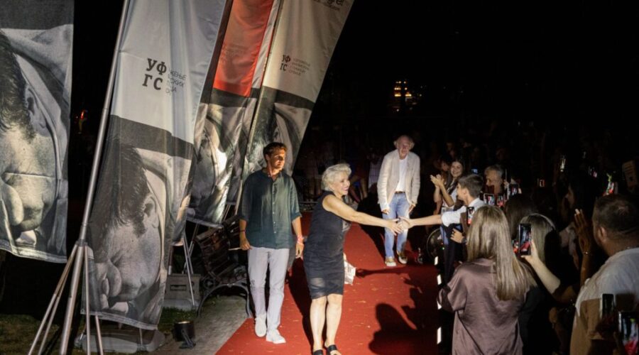 Niški filmski festival: Publika na crvenom tepihu pozdravila glumačke zvezde