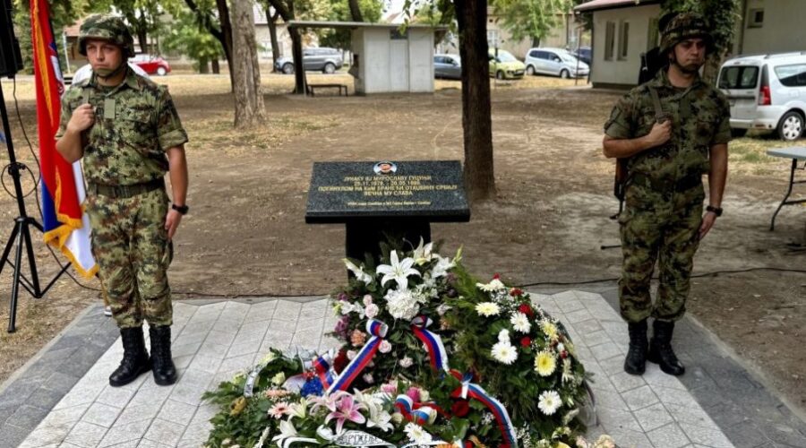 ŽIVOT POLOŽIO NA BRANIKU OTADŽBINE:U Somboru otkrivena spomen-ploča Miroslavu Gucunji, stradalom 1999. godine na KiM