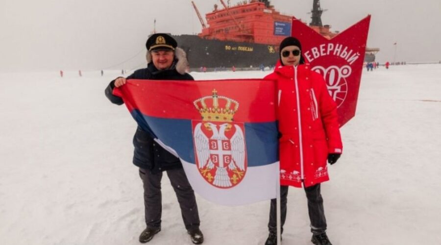 PONOSNO RAZVIO SRPSKU TROBOJKU: Viktor je prvi učenik iz Srbije koji je kročio na Severni pol!
