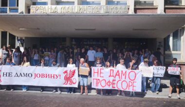 FOTO: “Jovina” danas bez većine đaka i devetoro profesora, na protestu zahtevan povratak otpuštenih nastavnika