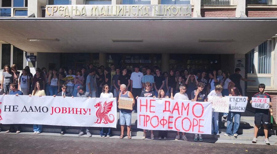 FOTO: “Jovina” danas bez većine đaka i devetoro profesora, na protestu zahtevan povratak otpuštenih nastavnika
