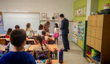 ŠKOLSKE KLUPE PONOVO PUNE OSMEHA: Pavlović sa đacima – „Najvažnije je drugarstvo“