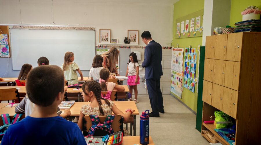 ŠKOLSKE KLUPE PONOVO PUNE OSMEHA: Pavlović sa đacima – „Najvažnije je drugarstvo“