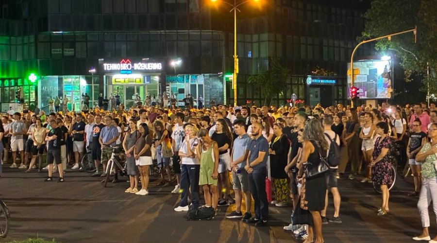 Pad nadstrešnice, 22 meseca kasnije: Komemorativne šetnje u Beogradu i Novom Sadu