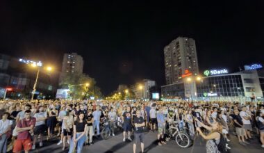 Obeleženo 22 meseca od tragedije u Novom Sadu: Građani u tišini šetali do Železničke stanice