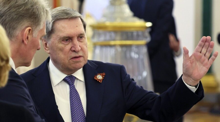 Ušakov: Postoji mogućnost trilateralnog sastanka Putina, Trampa i Sija