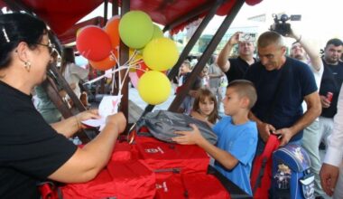 Grad Šabac podelio besplatne komplete udžbenika i rančeve prvacima (FOTO)