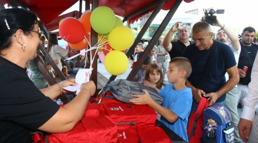 Grad Šabac podelio besplatne komplete udžbenika i rančeve prvacima (FOTO)