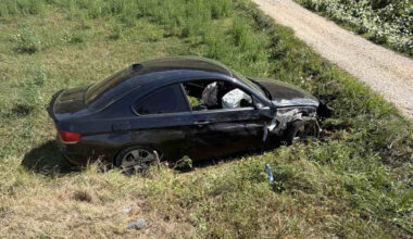 Teška saobraćajka kod Guče! Vozač prošao kroz znak “STOP” i zakucao se u BMW – auto se od siline udara survao u njivu, dvoje završilo u bolnici (foto)