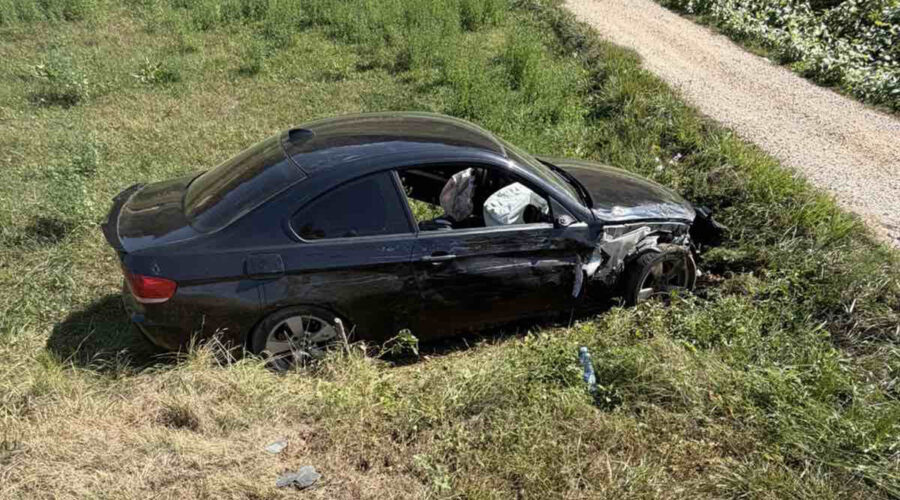 Teška saobraćajka kod Guče! Vozač prošao kroz znak “STOP” i zakucao se u BMW – auto se od siline udara survao u njivu, dvoje završilo u bolnici (foto)