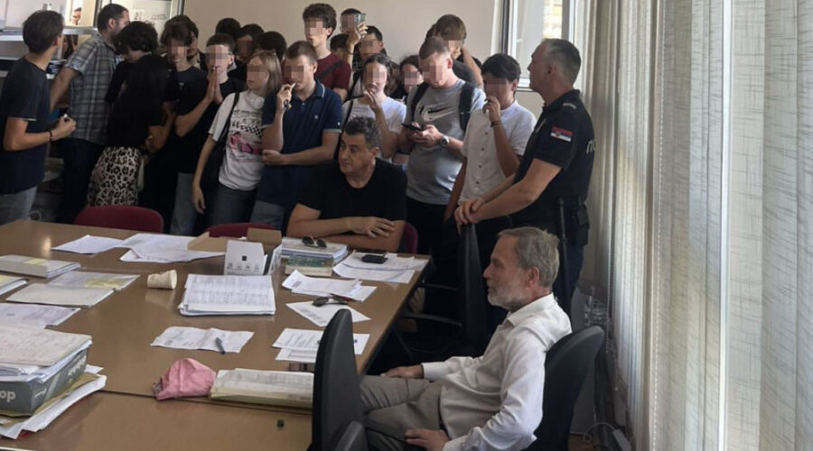 (Video) Nova otpuštanja u Jovinoj gimnaziji, učenici protestuju: “Kako ko uđe u kancelariju, direktor mu uruči otkaz”