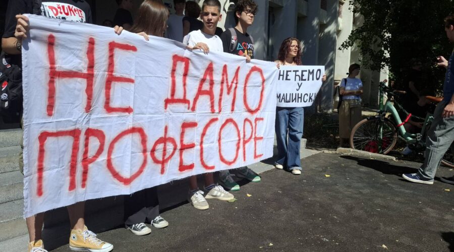 Policija u Jovinoj gimnaziji, učenici ušli u kancelariju direktora (FOTO/VIDEO)