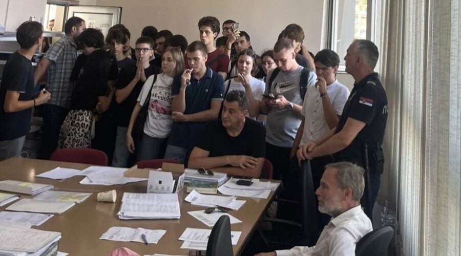 “Profesore ne damo”: Posle ulaska učenika u kancelariju direktora Jovine gimnazije, situacija trenutno mirnija