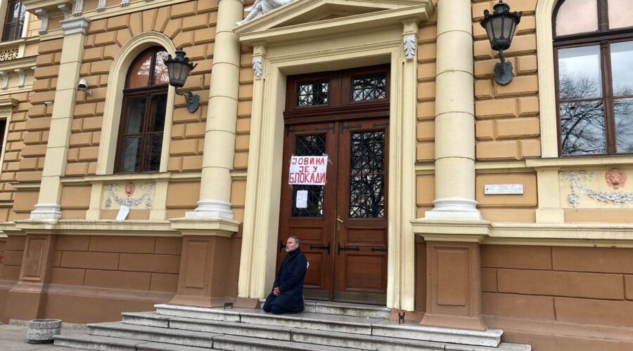 Omiljeni nastavnici iz Jovine gimnazije masovno dobijaju otkaze: Đaci traže ostavku direktora, a Ministarstvo ćuti