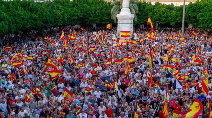 Španija: Desetine hiljada ljudi protestvovalo protiv vlade zbog situacije u Seuti