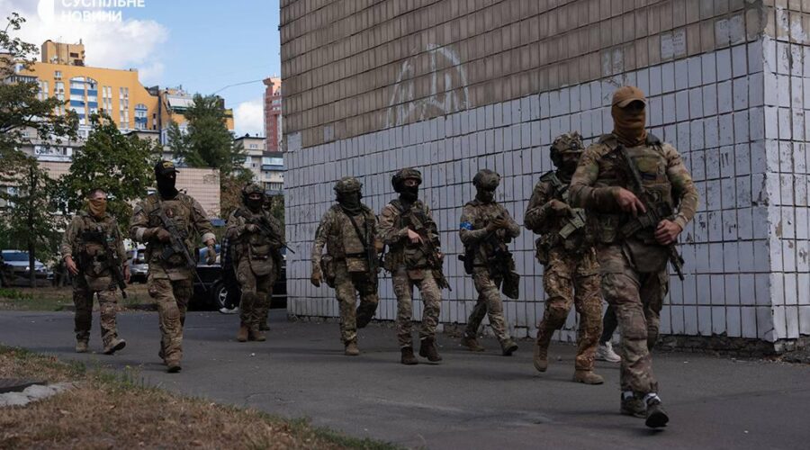 Oružani sukob ukrajinskih službi u Kijevu: Povređena trojica pripadnika GUR-a (video)