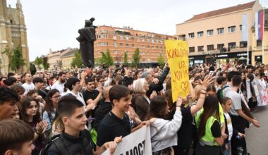 Novi skup roditelja učenika Jovine, dikrektor u holu s učenicima koji traže njegovu ostavku