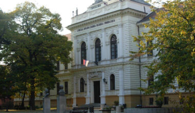 Održan protest roditelja i učenika ispred Mašinske škole u Novom Sadu zbog otpuštanja profesora u Jovinoj gimnaziji