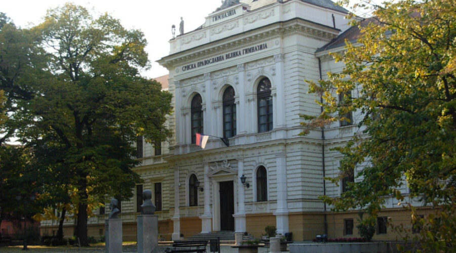 Održan protest roditelja i učenika ispred Mašinske škole u Novom Sadu zbog otpuštanja profesora u Jovinoj gimnaziji