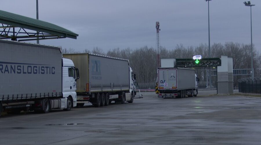 Teretna vozila čekaju četiri sata za izlaz na Batrovcima, na Sremskoj Rači dva sata