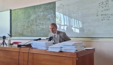 Direktor Jovine traži nastavu na daljinu, učenici ispred amfiteatra duvaju u pištaljke
