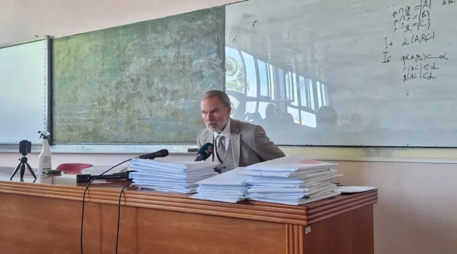 Direktor Jovine traži nastavu na daljinu, učenici ispred amfiteatra duvaju u pištaljke