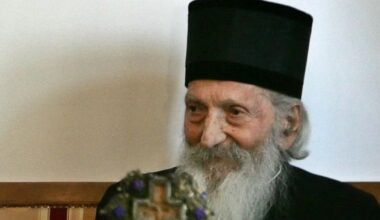 Prepoznatljiva figura u bronzi sa žezlom u levoj ruci
