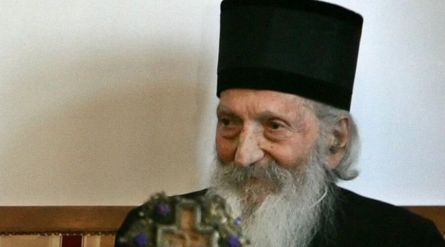 Prepoznatljiva figura u bronzi sa žezlom u levoj ruci