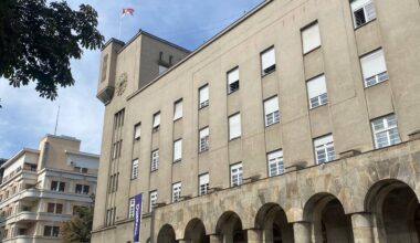 Kada se retorika preobrazi u politiku: Uloga države u sahrani Ratka Mladića