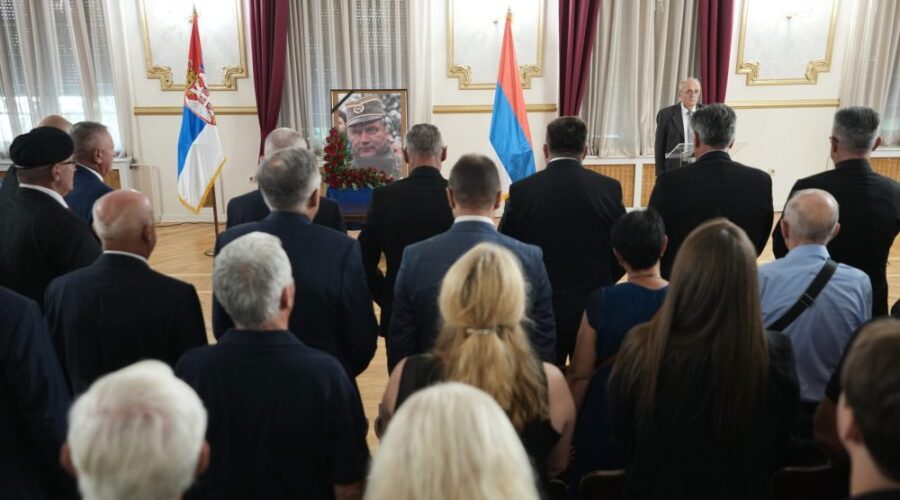 Održana komemoracija Ratku Mladiću u Domu vojske Srbije: Napolju ostale stotine ljudi