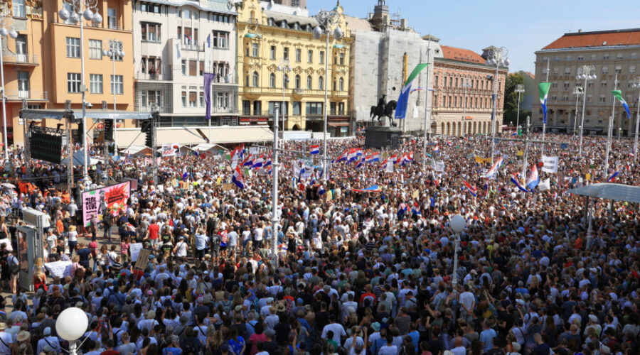 Hiljade ljudi u Zagrebu na protestnom skupu protiv odlaganja otpada u Gospiću FOTO