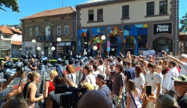“Nisi dobrodošao”: Održan protest zbog Vučićevog dolaska u Niš, Žandarmerija blokirala prilaze pozorištu